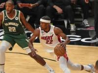 开云体育下载-雄鹿球星关键时刻现身，拯救球队