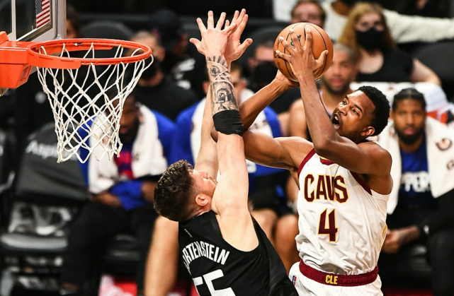 骑士豪取胜利，赢得在主场的争夺的简单介绍