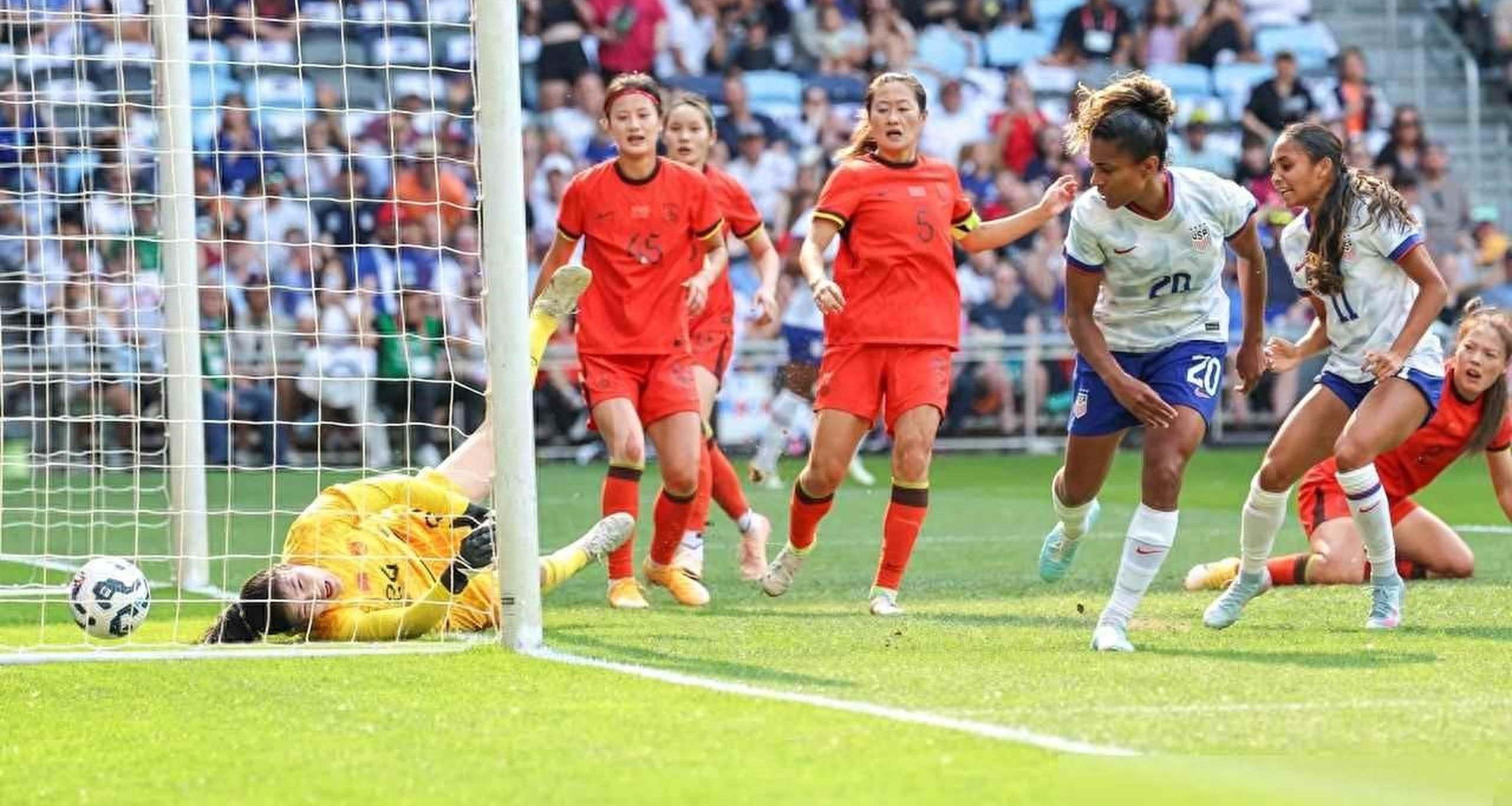 智利女足在热身赛中展现出灵活性 智利女足在热身赛中展现出灵活性