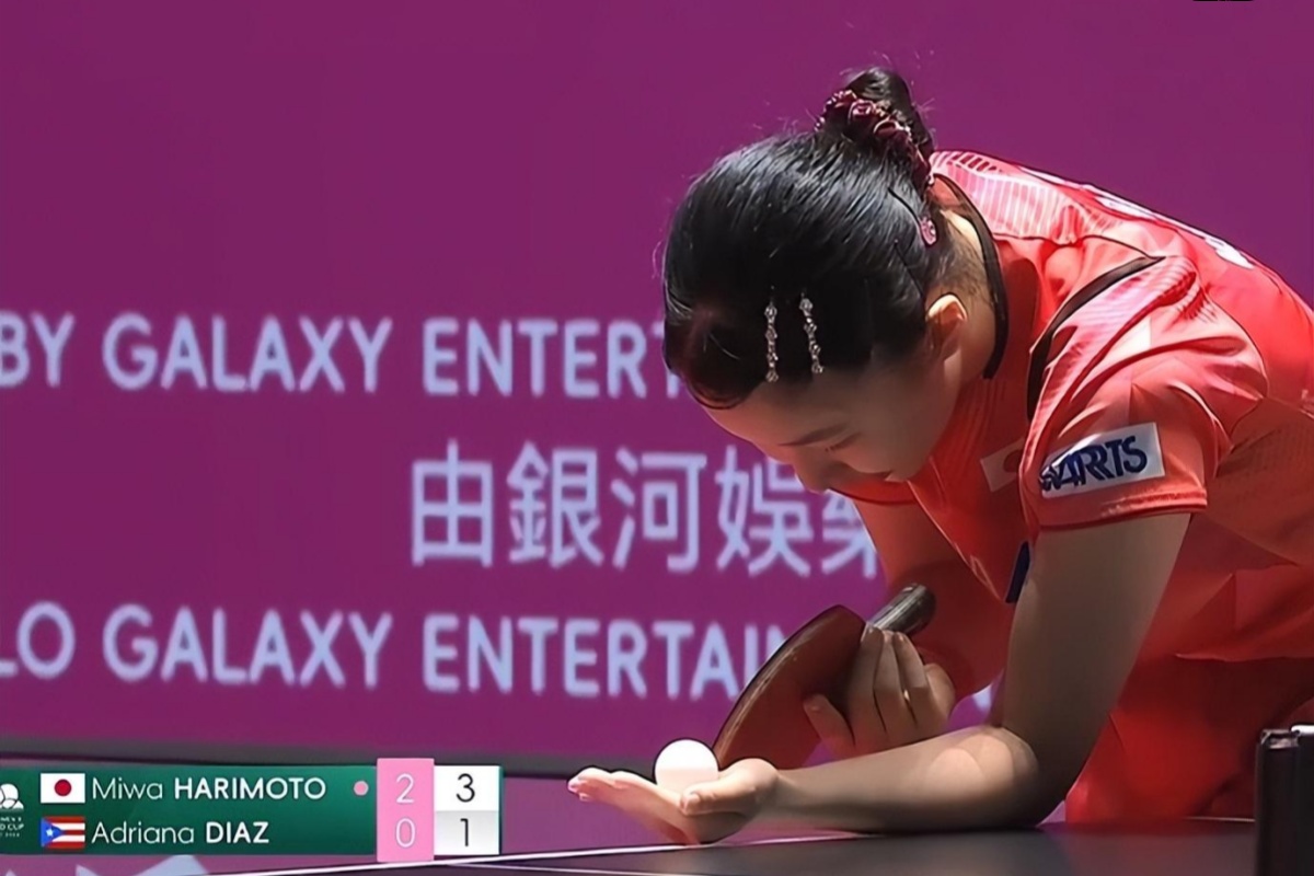 足球赛场上，女选手发挥出色