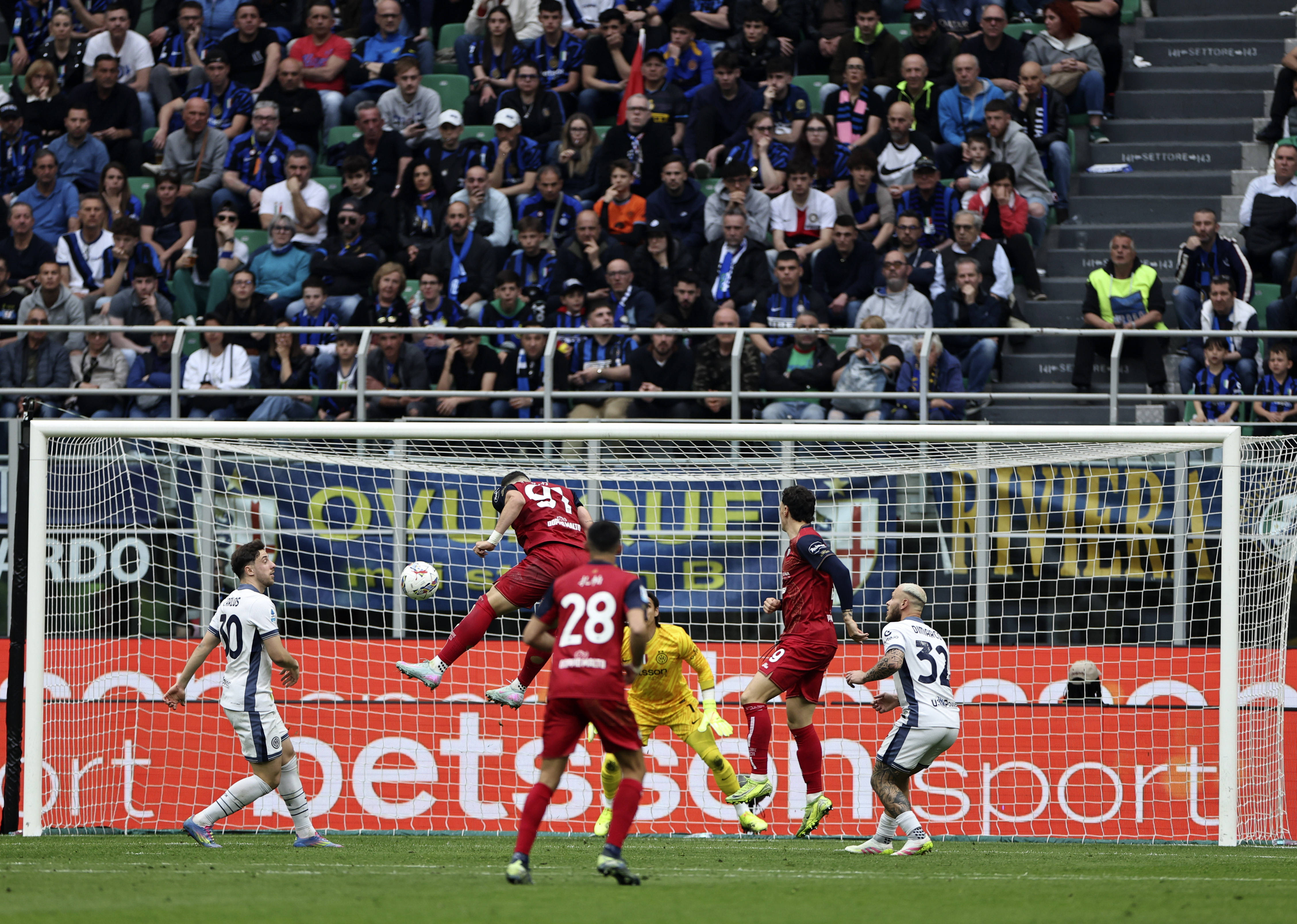 卡利亚里前锋连场破门，成为球队锐利利器的简单介绍