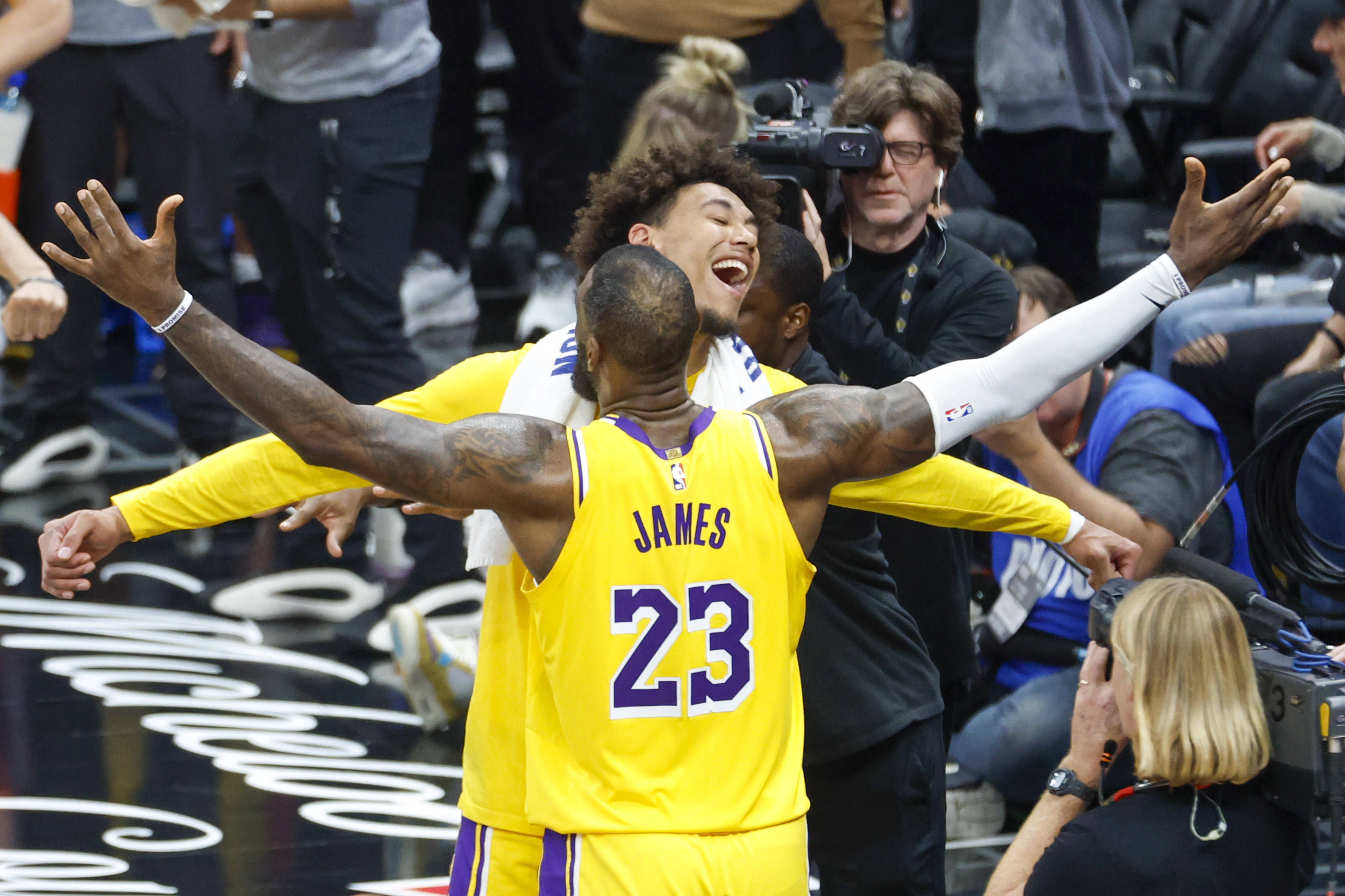 NBA明星在球场上勇猛战斗 NBA明星在球场上勇猛战斗