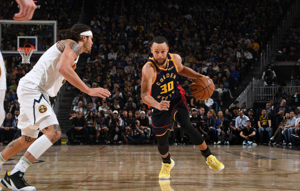 NBA明星在球场上勇猛战斗 NBA明星在球场上勇猛战斗