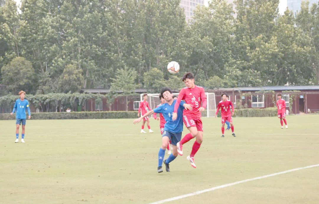 足球比赛精彩纷呈,观众欣喜不已的简单介绍 足球比赛精彩纷呈,观众欣喜不已的简单介绍