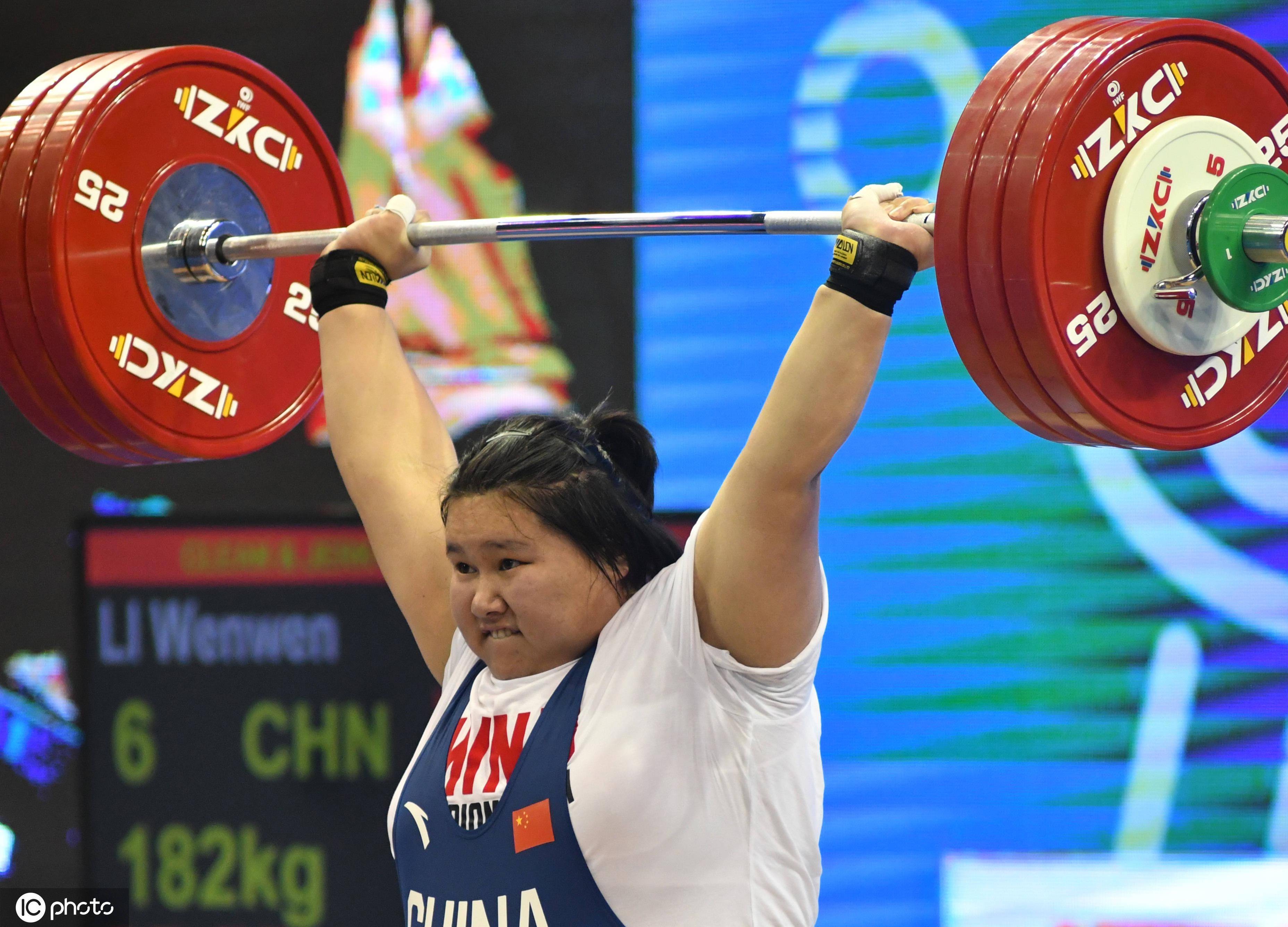 瑞士举重选手力克对手，荣膺第一