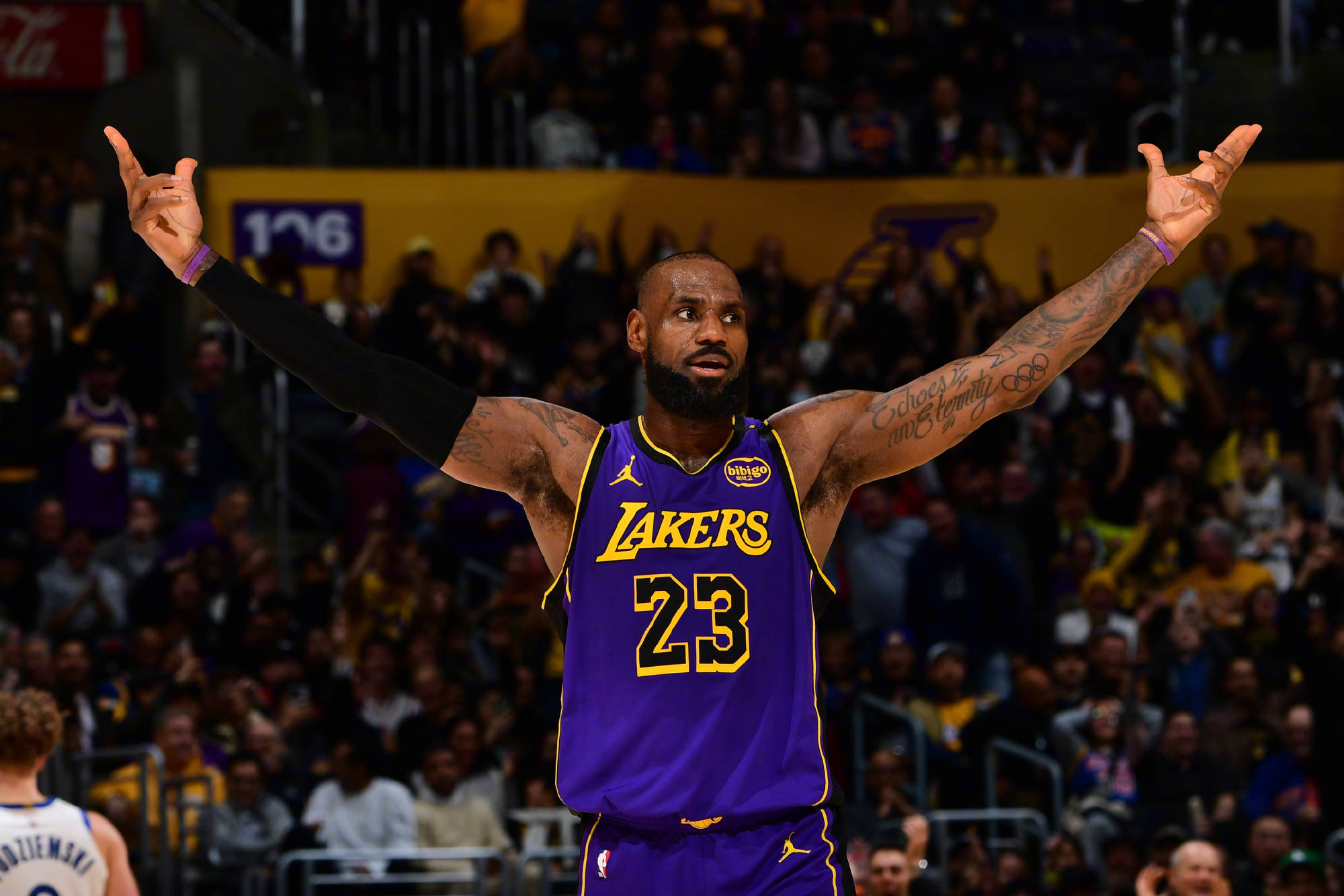 勇士主场逆转湖人夺胜，库里狂砍35分