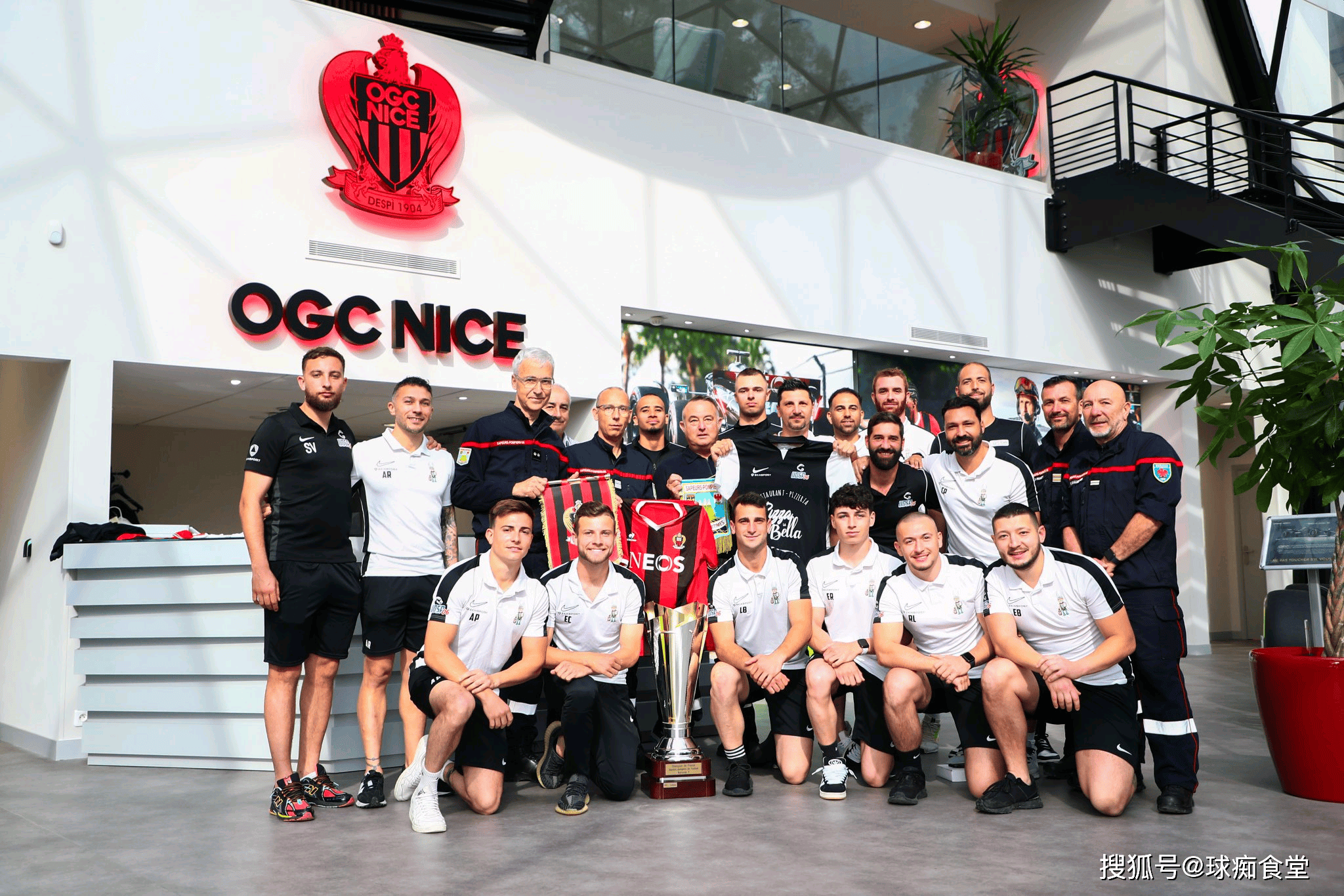 奥格斯堡在保级榜上继续领跑，稳固领先优势助力成功保级！