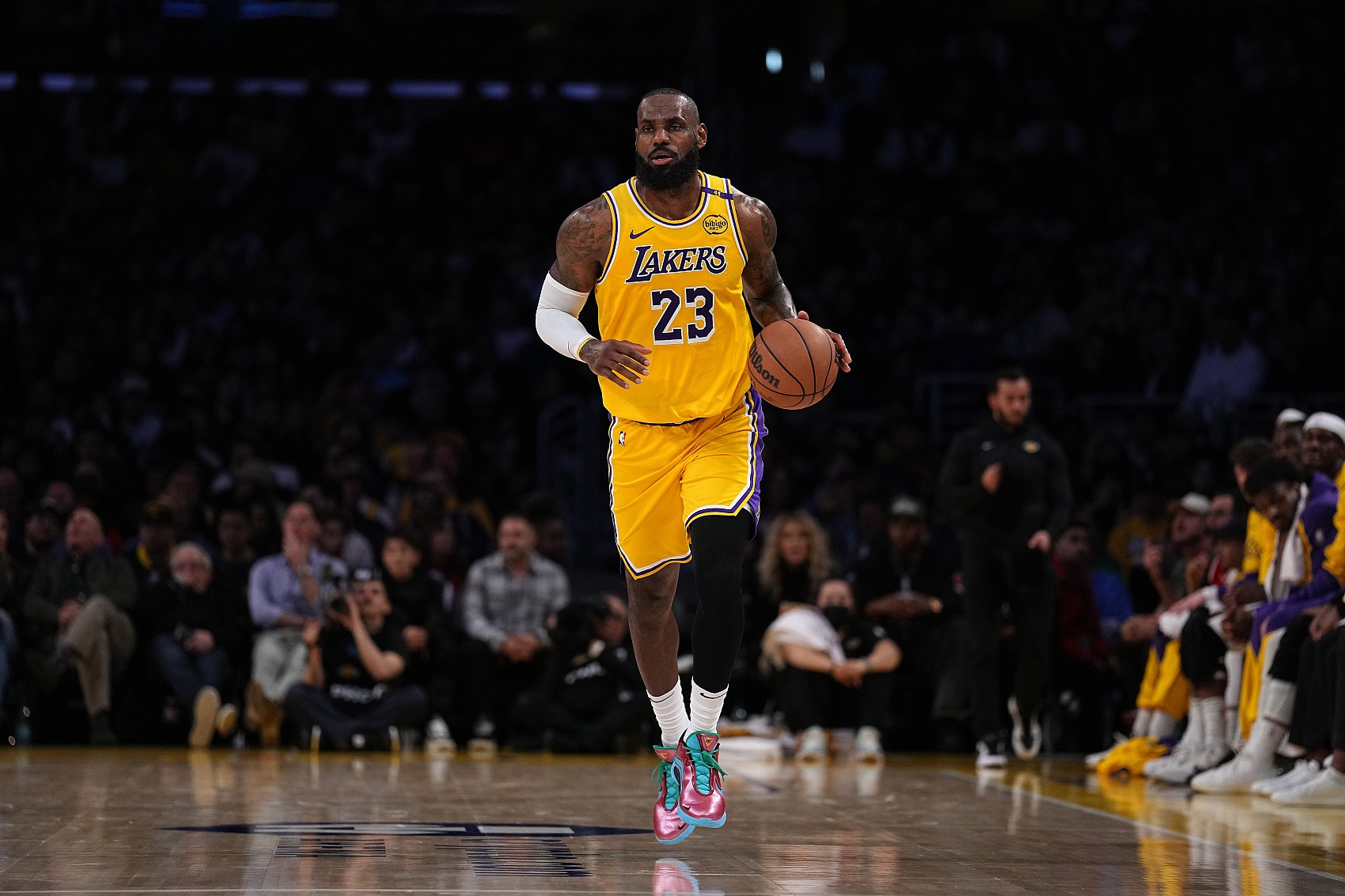 詹姆斯32分,湖人力克雷霆 詹姆斯32分,湖人力克雷霆